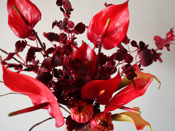 オンシジュームやアンスリウムなどおしゃれ花材を細かく束ねたモダンブーケ ウェディングブーケ 3枚目の画像