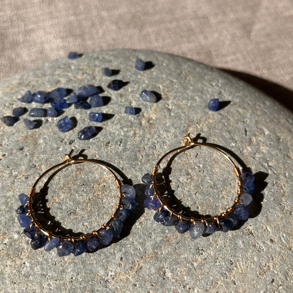 Sapphire Hoop Earrings – サファイア – 2枚目の画像
