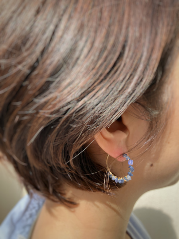 Sapphire Hoop Earrings – サファイア – 3枚目の画像