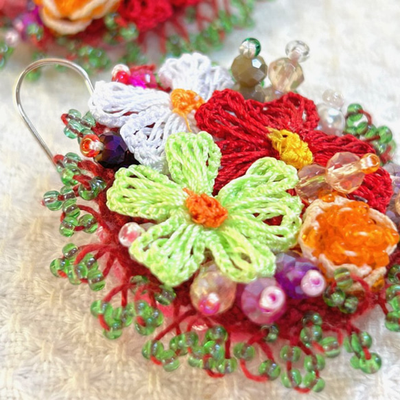 oya刺繍ピアス　トルコのお花とミニバラ　伝統工芸品　1点もの　1114 5枚目の画像