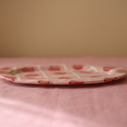 　※訳あり品　粉引きピンク化粧土地いちごのオーバルリム皿。 4枚目の画像