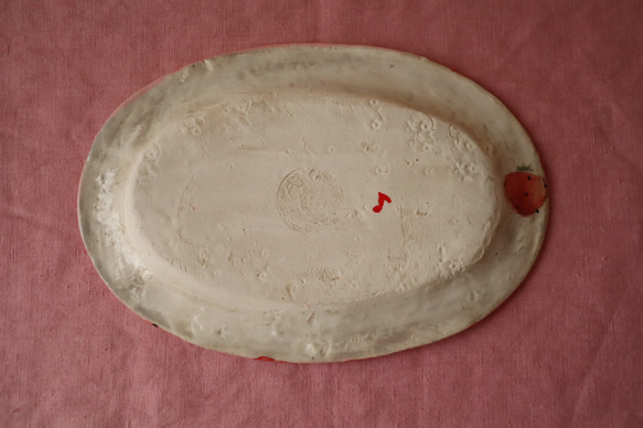 　※訳あり品　粉引きピンク化粧土地いちごのオーバルリム皿。 6枚目の画像