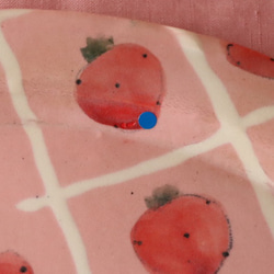 　※訳あり品　粉引きピンク化粧土地いちごのオーバルリム皿。 5枚目の画像