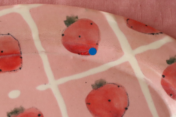 　※訳あり品　粉引きピンク化粧土地いちごのオーバルリム皿。 5枚目の画像