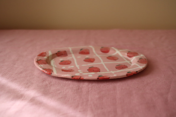 　※訳あり品　粉引きピンク化粧土地いちごのオーバルリム皿。 3枚目の画像