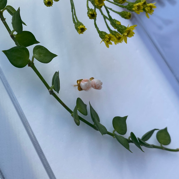 【高知産⭐︎宝石珊瑚】モモイロサンゴ　花彫刻　K18YGピアス 4枚目の画像