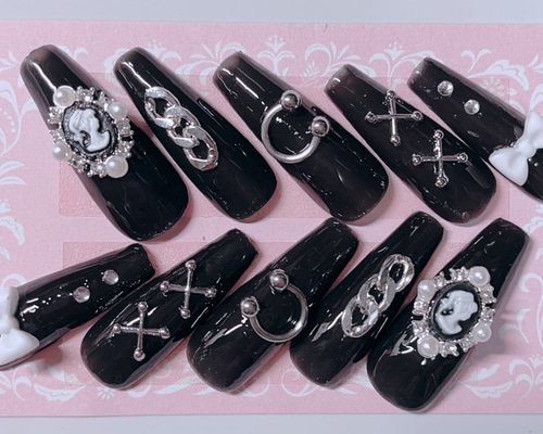 地雷系ネイルチップ ジェルネイル ライヴ ワンホン 黒 クール ネイル