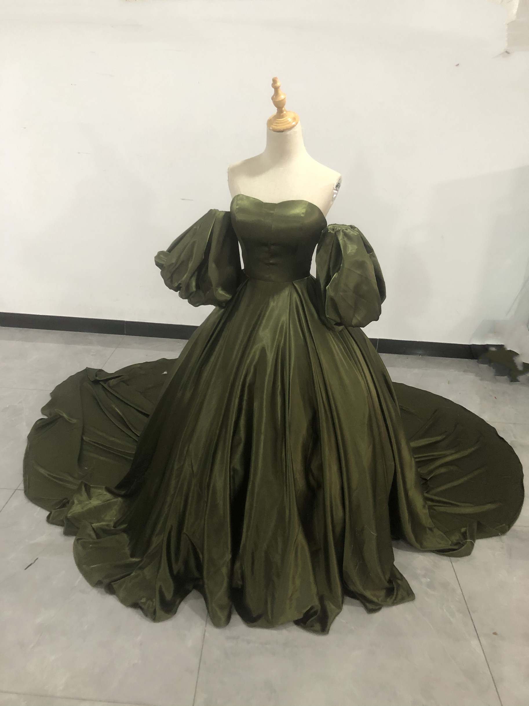 送料無料！人気上昇！深めな緑 カラードレス パーティードレス ベアトップ 華やかなトレーン/結婚式/披露宴