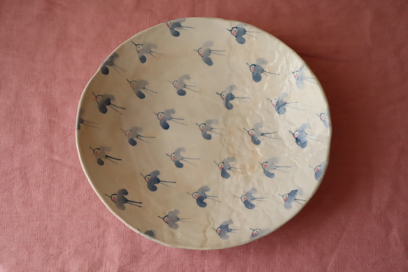 青白い鳥の模様の平皿