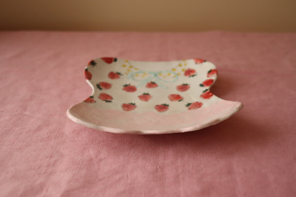 　粉引きいちごのワンピース皿。 4枚目の画像