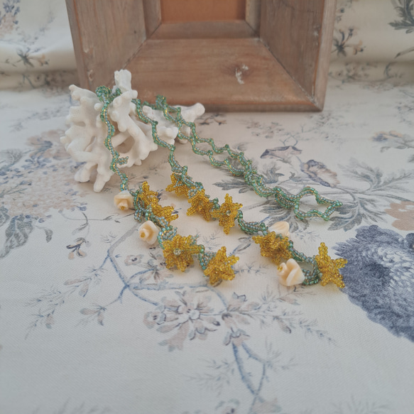 黄色いお花のボタニカルモチーフラリエット 3枚目の画像