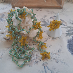 黄色いお花のボタニカルモチーフラリエット 2枚目の画像