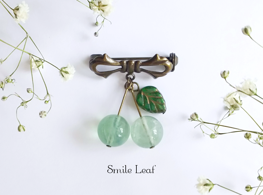 フローライトのさくらんぼブローチ