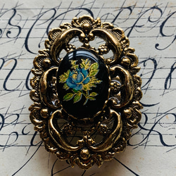 ビンテージガラス素材のレトロなブルーローズの帯留め「ブルーローズ・ビクトリアン」 1枚目の画像