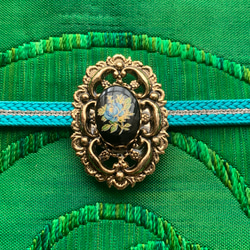 ビンテージガラス素材のレトロなブルーローズの帯留め「ブルーローズ・ビクトリアン」 6枚目の画像