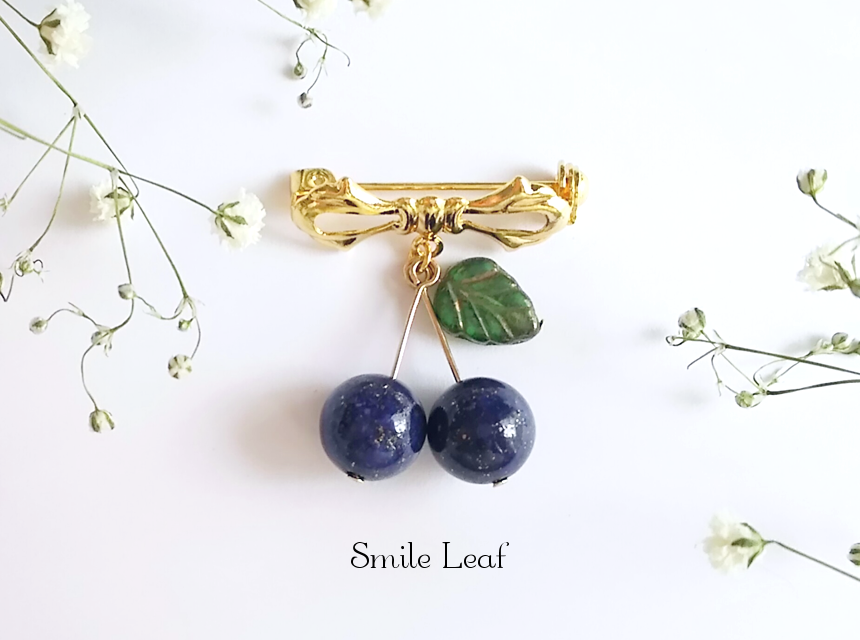 ラピスラズリのさくらんぼブローチ 4,050円