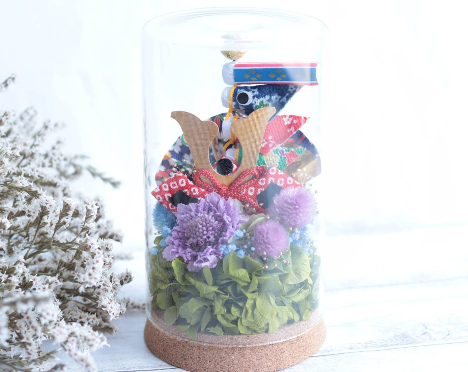 【端午の節句】赤兜と鯉のぼりのガラスドーム(Ｍサイズ)＊プリザープドフラワー＊初節句・こどもの日・出産祝い