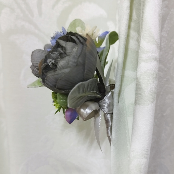 グレーのラナンキュラスの造花コサージュB(ボックスつき) 2枚目の画像