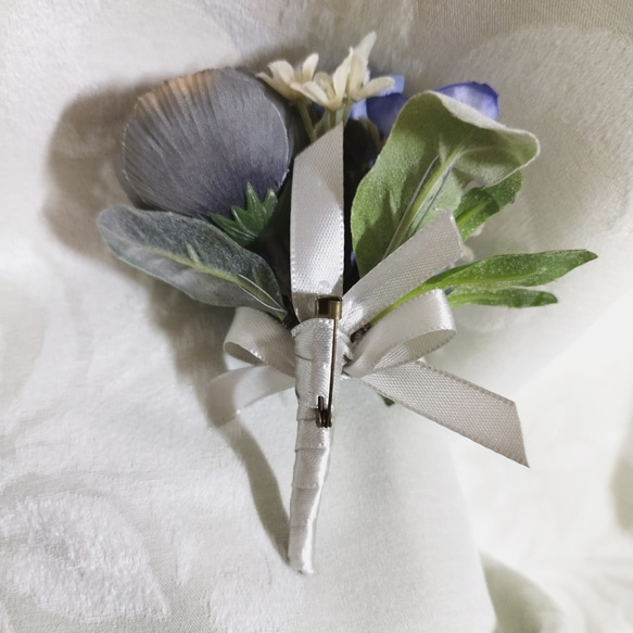 グレーのラナンキュラスの造花コサージュB(ボックスつき) 4枚目の画像