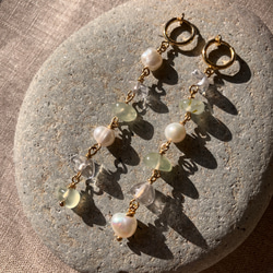 Prehnite x Freshwater Pearl Dangle Earrings – プレナイトx淡水パール – 4枚目の画像