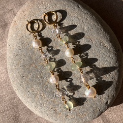 Prehnite x Freshwater Pearl Dangle Earrings – プレナイトx淡水パール – 5枚目の画像