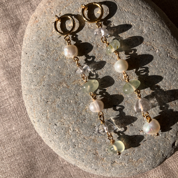 Prehnite x Freshwater Pearl Dangle Earrings – プレナイトx淡水パール – 3枚目の画像