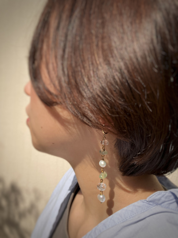Prehnite x Freshwater Pearl Dangle Earrings – プレナイトx淡水パール – 2枚目の画像