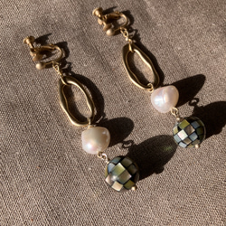 【1点のみ】Mosaic Shell Ball x Freshwater Pearl Earrings 5枚目の画像