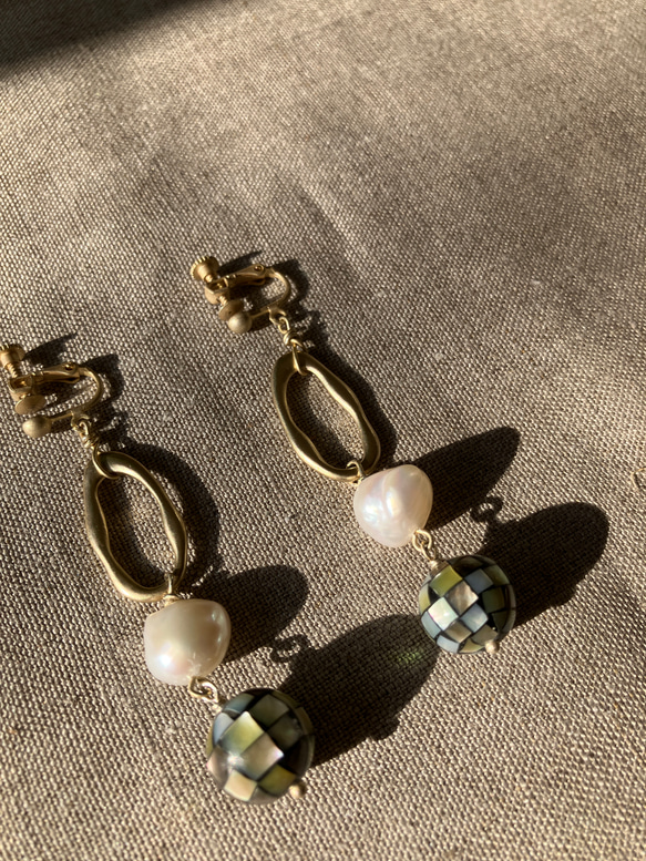 【1点のみ】Mosaic Shell Ball x Freshwater Pearl Earrings 2枚目の画像