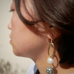 【1点のみ】Mosaic Shell Ball x Freshwater Pearl Earrings 9枚目の画像