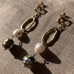 【1点のみ】Mosaic Shell Ball x Freshwater Pearl Earrings 4枚目の画像