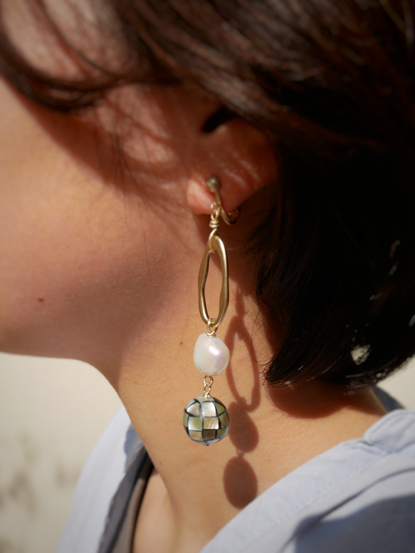 【1点のみ】Mosaic Shell Ball x Freshwater Pearl Earrings 10枚目の画像