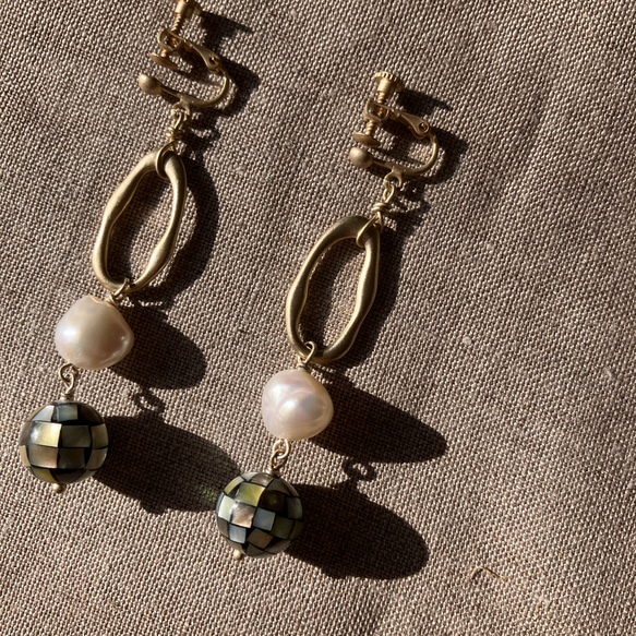 【1点のみ】Mosaic Shell Ball x Freshwater Pearl Earrings 7枚目の画像