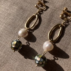 【1点のみ】Mosaic Shell Ball x Freshwater Pearl Earrings 3枚目の画像