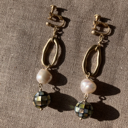 【1点のみ】Mosaic Shell Ball x Freshwater Pearl Earrings 8枚目の画像