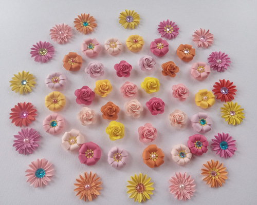 お花のハンドメイド2点 新作のレース模様のお花たちは、 お花1つ1つを気持ち大きめに