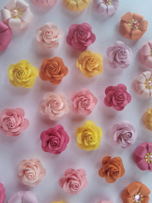 黄色、ピンク水色系　ペーパーフラワー詰め合わせ　30個  葉30個　クラフトパンチ　薔薇　花　立体　平面　1.8～2.8 2枚目の画像