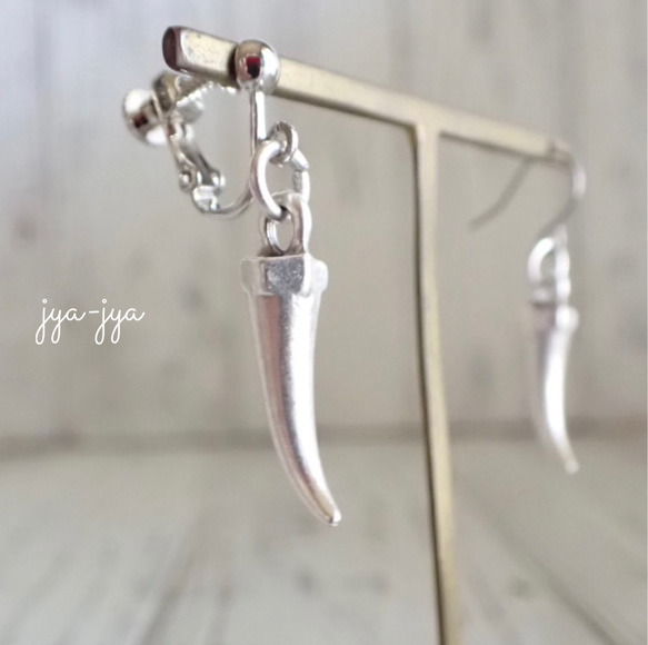 antique silver earrings - fang 1枚目の画像