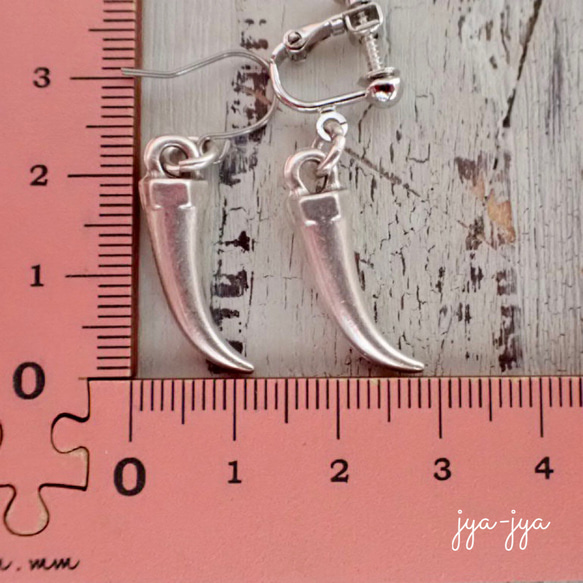 antique silver earrings - fang 4枚目の画像