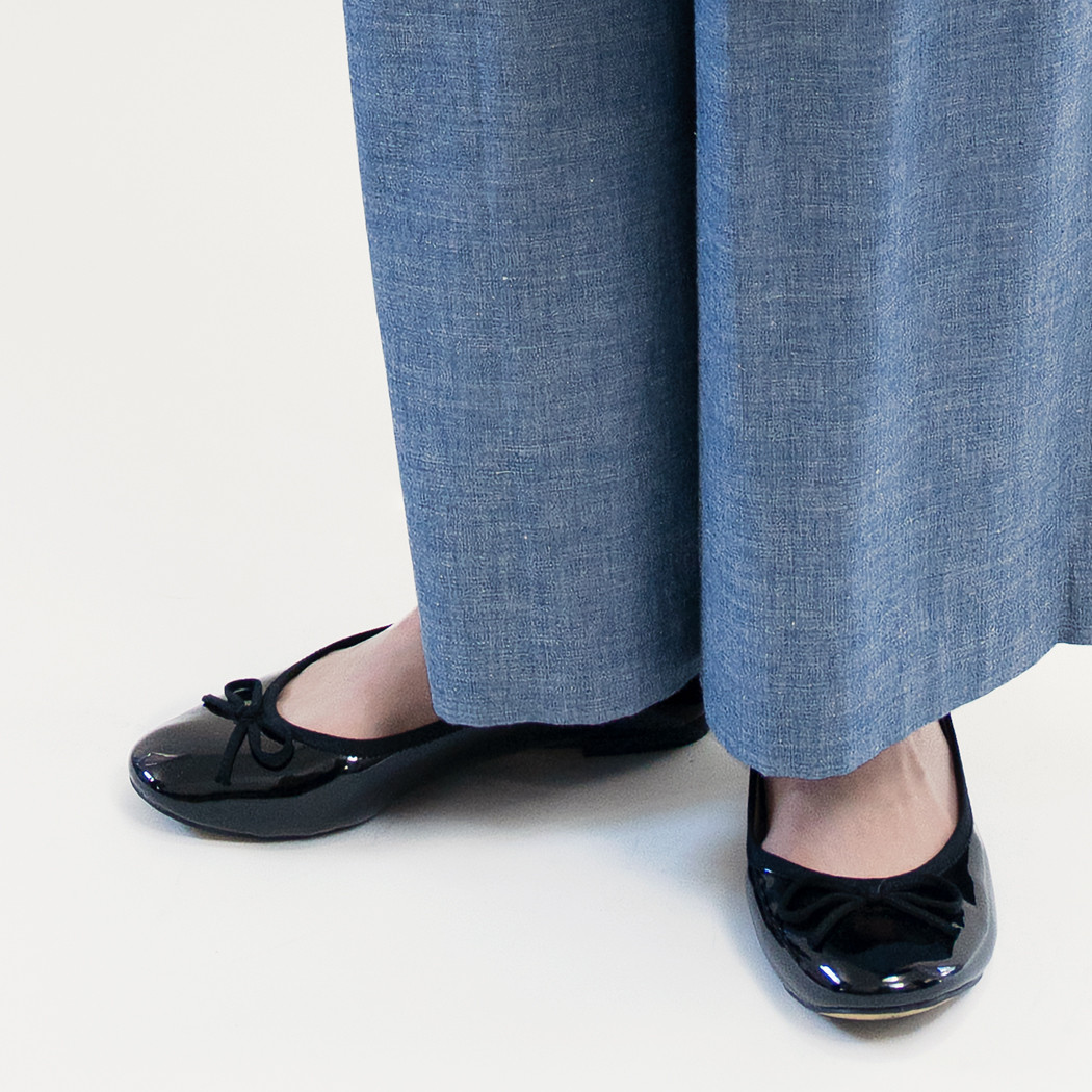 ●生地取り扱い終了・在庫限り●美しい水色の岡山デニム ブルー シャンブレー ワイドパンツ ●LARA●