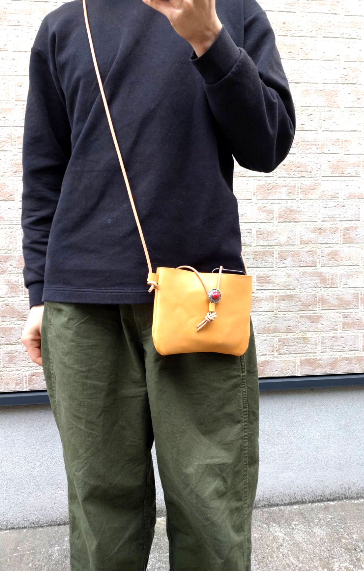 サコッシュ横（ヌメ革キャメル、スマホポーチ）