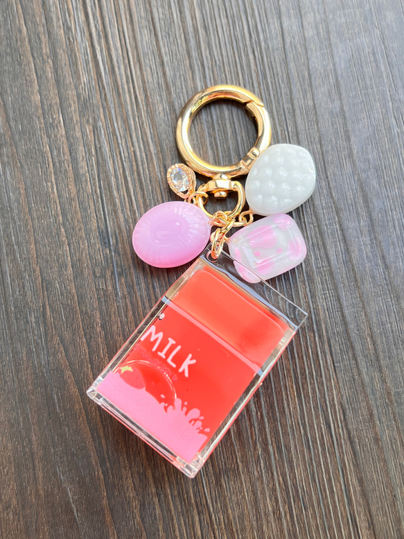 SOLD◆ハンドメイド イヤリング いちごミルクドロップ◆e2 エモかわいい いちごミルクドロップキーホルダー オイルチャーム
