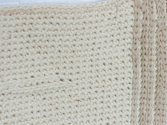 生成りコットン手編み　たてA4サイズトートバッグ　濃色　細編み 8枚目の画像