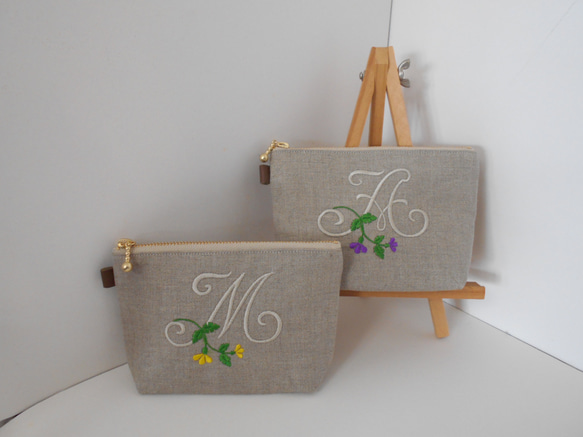 刺繍 イニシャル ポーチ M (リネンの選べるお花のイニシャル 刺繍 イニシャル ポーチ M (リネンの選べるお花のイニシャル