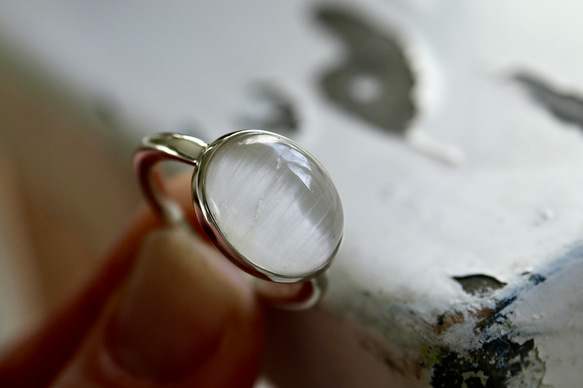 [silkの輝きwhite cat's eye topaz]ring 2枚目の画像