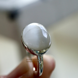 [silkの輝きwhite cat's eye topaz]ring 1枚目の画像