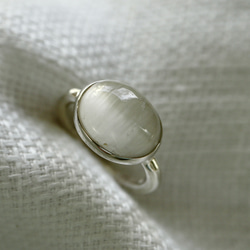 [silkの輝きwhite cat's eye topaz]ring 4枚目の画像