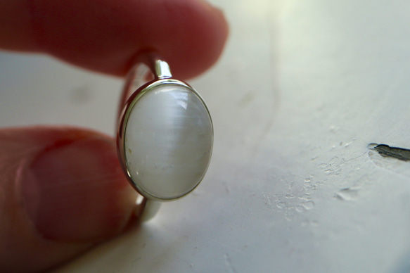 [silkの輝きwhite cat's eye topaz]ring 3枚目の画像