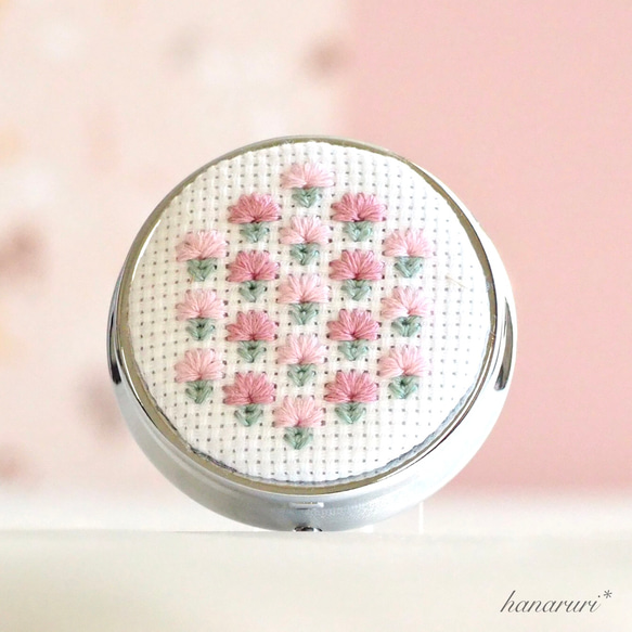 お花の刺繍ピルケース&バッグチャーム《桜色》 3枚目の画像