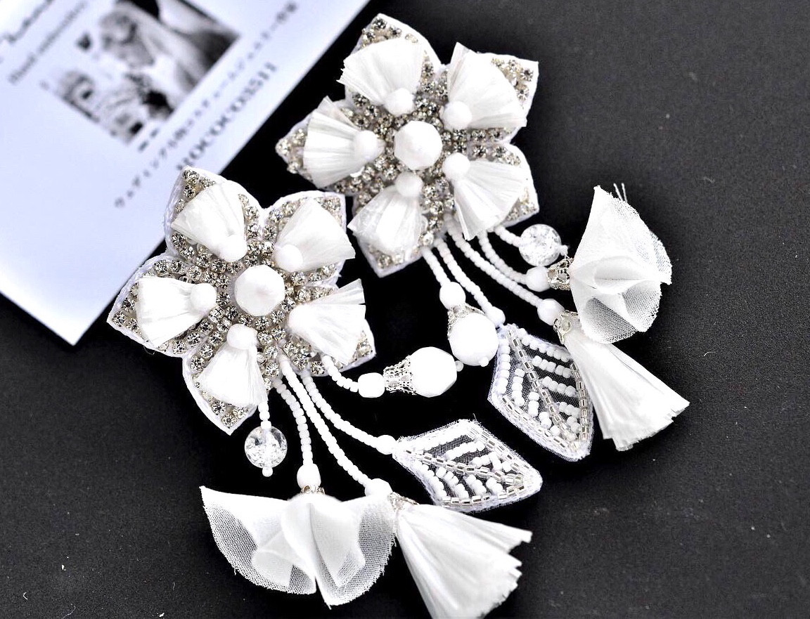 【白いジャスミン花】シルバー　フリンジ付き　ブライダルイヤリング　手刺繡